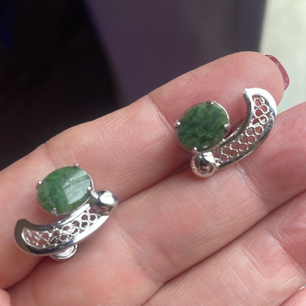 Elegant Sterling Silver and Green Jade Jewelry Set - Picture 4 of 7